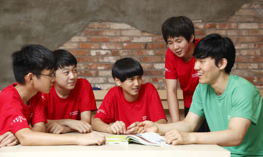 지난해 열린 삼성 드림클래스 여름캠프에서 대학생 강사가 멘토링을 진행하고 있다. 사진=삼성그룹 제공